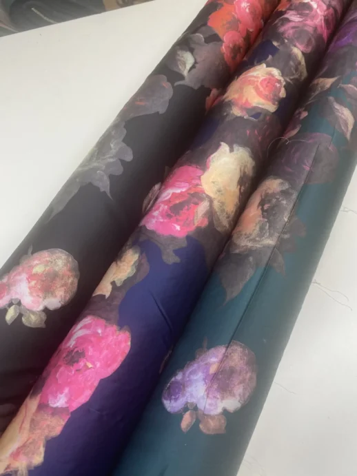 Polyester med blomster